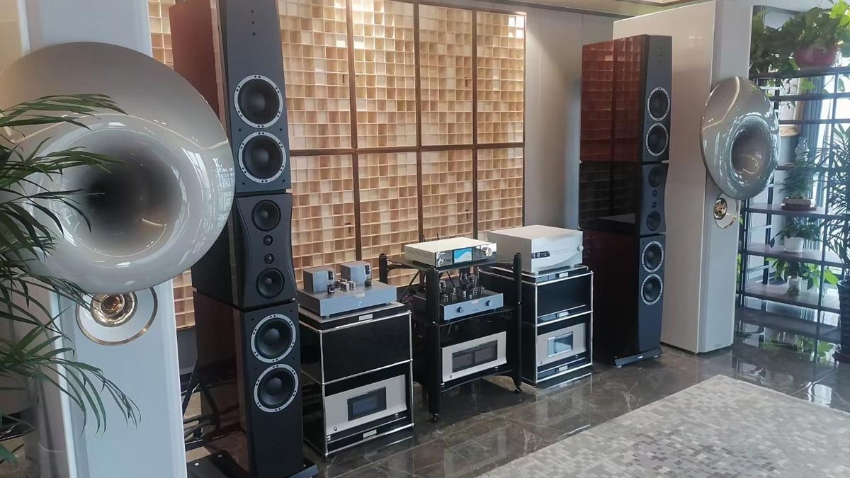 High-End Digital Music Player Setup in Audiophile Listening Room - Featuring Premium Speakers and Audio Equipment - eweat.com